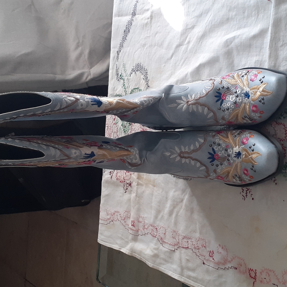 Embroidered floral stitched western style boots.